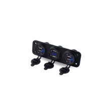 Dubbele USB-poort in de auto, aansluiting voor sigarettenaansteker en 12V-oplader met adapter.