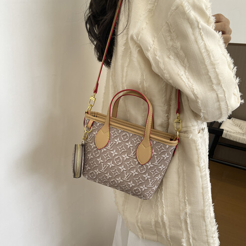 (Light coffee) Gentle light color presbyopia small tote bag