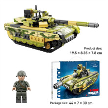 Kerstcadeau: een militair T90-tankmodel van kleine bouwblokjes, perfect als decoratie voor kinderen.
