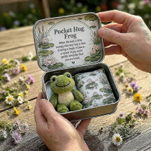 Lata de recuerdo de peluche PocketSized Hug, lindo juguete de peluche pequeño dentro de una caja de metal, regalo considerado