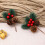 Weihnachtsdekorationssimulation Weihnachtsbaum mit roten Tannenzapfen 3