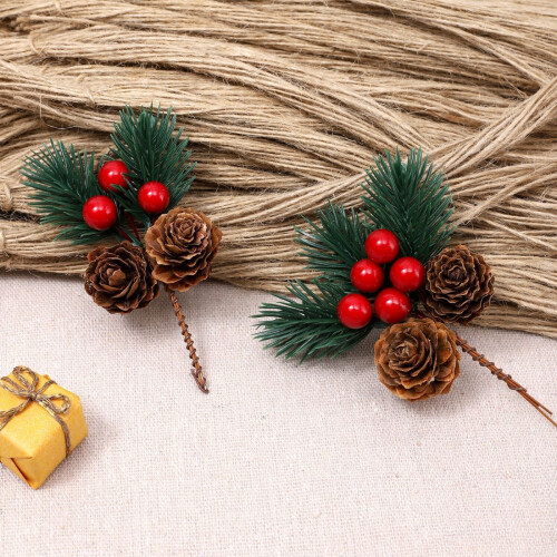 Weihnachtsdekorationssimulation Weihnachtsbaum mit roten Tannenzapfen 2