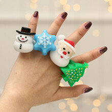 Leuchtender Weihnachtsring aus weichem Gummi mit Cartoon-Motiv, ideal für Tanzpartys, Partys, als Fingerlicht und Kinderspielzeug.