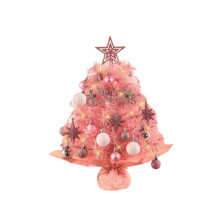 Weihnachtsschmuck und Dekorationen für den Schreibtisch mit kleinen Bäumchen zur Schaffung einer festlichen Atmosphäre