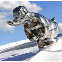 Adorno de capó de metal cromado con diseño de pato enojado en 3D, accesorio de decoración para el escritorio del coche, color plata.