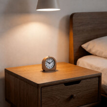 Analoger Wecker aus Buchenholz mit Schlummerfunktion und Licht, Natur