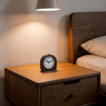 Analoger Wecker aus Buchenholz mit Schlummerfunktion und Licht, Dunkelbraun